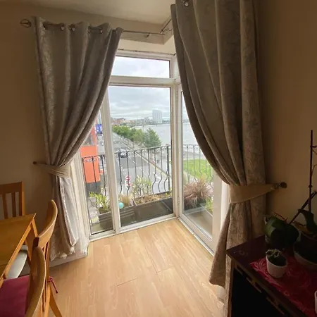Apt In City, Spacious Spaces, Great View On Shannon River, Close To All Amenities Apartman *