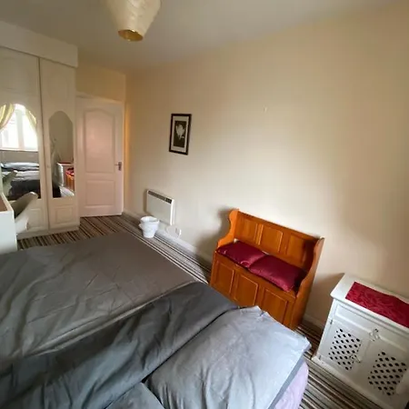 Apt In City, Spacious Spaces, Great View On Shannon River, Close To All Amenities Apartman *